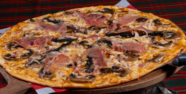 Pizza Hendrix con jamón serrano y champiñones – Pizza Rock Saltillo