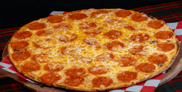 Pizza Rock de pepperoni sobre mantel a cuadros – Pizza Rock Saltillo